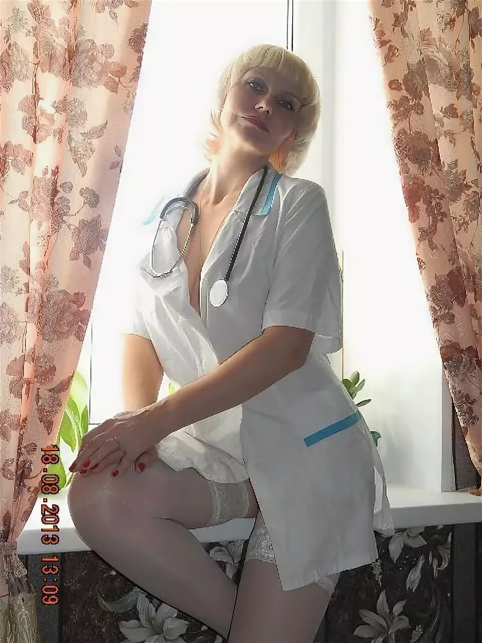 Мамаши халатах. Русские медсестры. Медсестра в халате. Красивые зрелые медсестры. Русские медсестры в халатике.